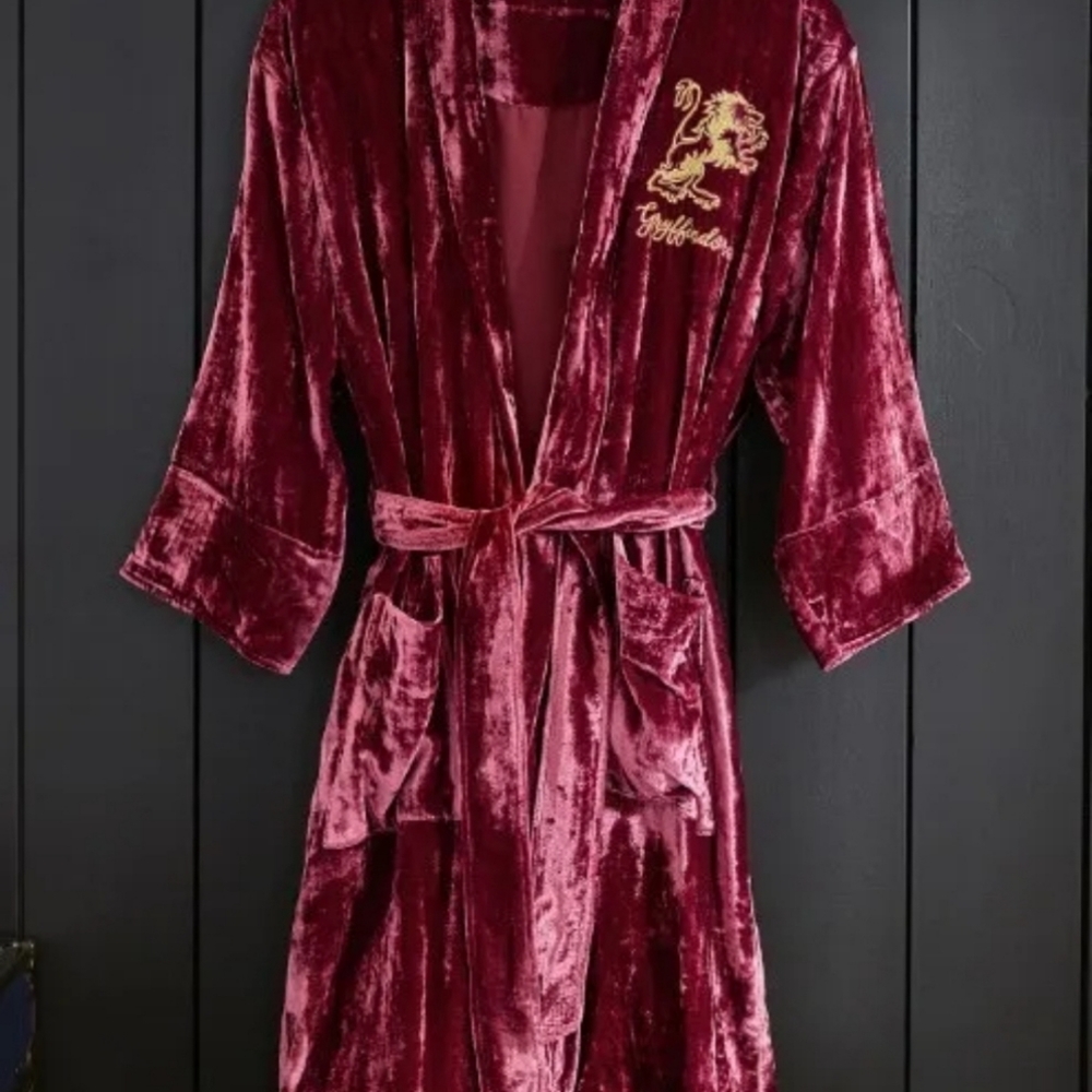 Pottery Barn Teen Harry Potter Griffindor Robe. Size Small/Medium.